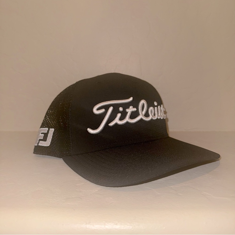 4of5 TITLEIST TOUR PERFORMANCE MESH HAT